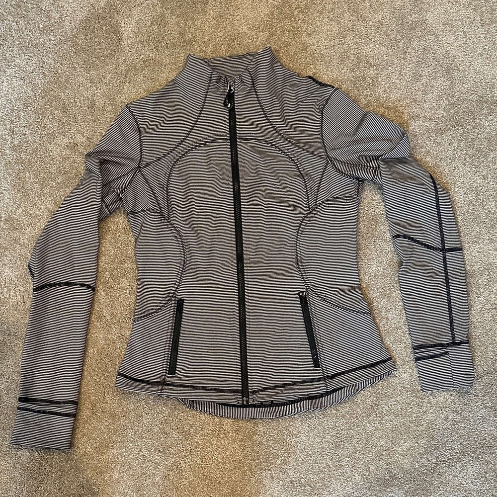 Lululemon Women's Black and tan striped forme Jacket. Size 10